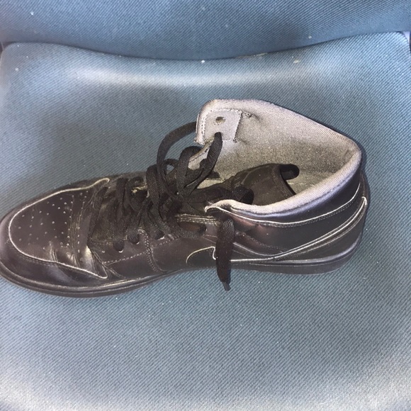 Air Jordan 1s Mid Men Shoes - Picture 2 of 4